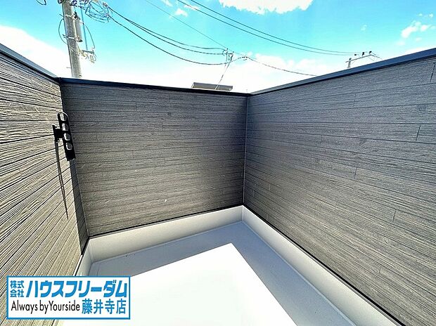 【日当たりの良いバルコニー( 同形状・同仕様)】日当たりと風通しがとても良いバルコニーで洗濯物もゆったりと干せそうです。