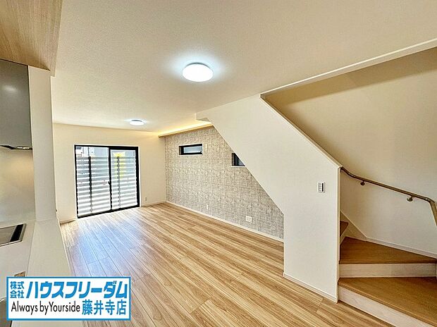 【お問い合わせ心よりお待ちしております♪( 同形状・同仕様)】大切な家族が集まるからこそこだわりたいLDK。
リビング階段でご家族のコミュニケーションばっちり。