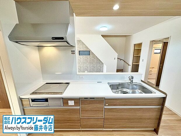 【お子様も見守ることができる対面キッチン( 同形状・同仕様)】食器洗浄乾燥機付なので食後にご家族とのんびりできます。収納豊富で調理器具や調味料も出し入れしやすいです。