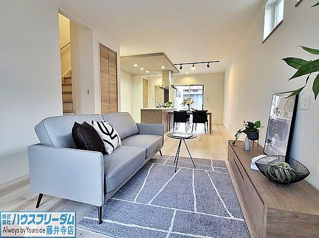 【お問い合わせ心よりお待ちしております♪（ 同形状・同仕様）】休日はお陽さまの光をたっぷりととりこめるぽかぽかリビングで過ごしませんか？リビング階段なので、ご家族のコミュニケーションも取りやすいです！