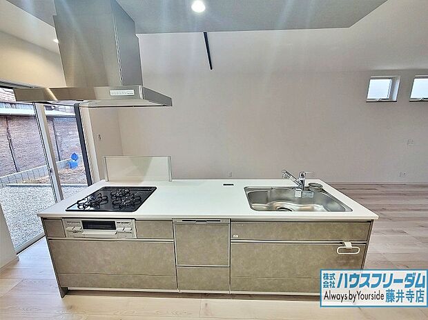 【キッチン【同社施工例】】キッチンからリビングが見渡せます。お子様を見守ることができ、安心して家事ができますよ♪