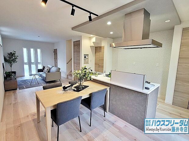 【リビング【同社施工例】】対面キッチン採用のリビングは家族が一つになれる空間となります!お料理をしながらリビング全体を見渡すことができるのでお子様が遊んだり、勉強していても一緒に空間を共有できます!