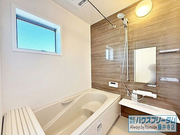 【浴室】一日の疲れを癒してくれるバスルームはゆったりと浴槽に入り半身浴をしながら読書を楽しんだりも可能です♪