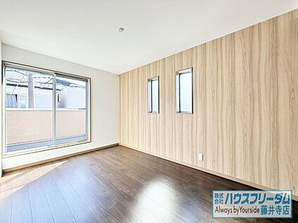 明るい印象のお部屋で気持ち良い朝を迎えられます。