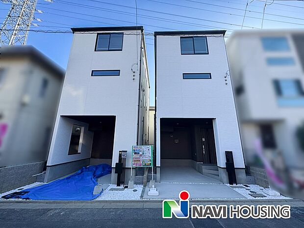 ビルトインガレージのある新築３階建て住宅。