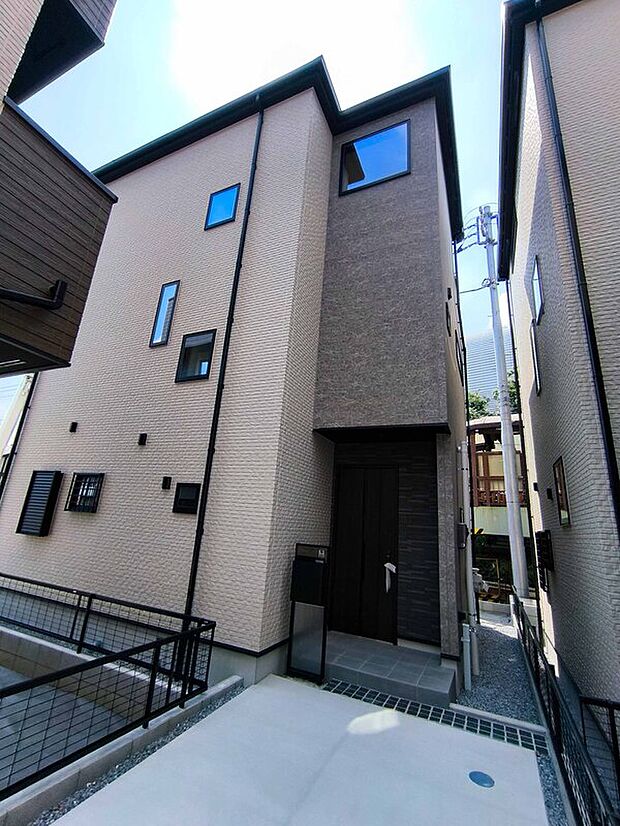 【J号棟】４LDK
１階：洋室6.0帖　洋室6.0帖　２階：LDK18.0帖
３階：洋室7.0帖　洋室5.2帖