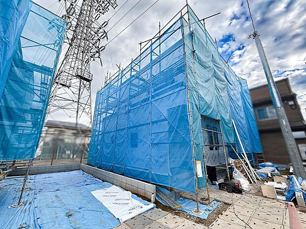 【B号棟外観】右側の電柱と建物の間がカースペース2台になる予定。※普通車+軽自動車。車種によります。