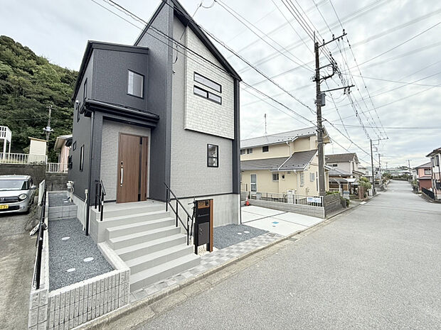 【外観】低層の一戸建てを中心とした街並みが続いています♪周辺は高い建物が建っていないので、採光や開放性に恵まれ、空が広く緑の多い閑静な趣を感じる環境です。　