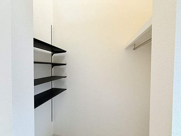 【（1）号棟　玄関土間収納】　可動棚とハンガーパイプがあるので、玄関がすっきり片付きます。