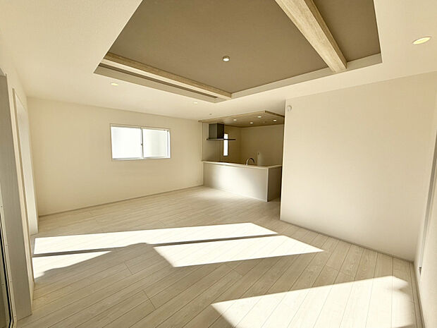 【1号棟　LDK】　開放感溢れる折上天井や温かみのある木目のフローリングを施したLDK。リビングとダイニングを緩やかにゾーニングしており、空間の使い分けや家具の配置がスムーズです。