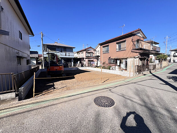 2025/12/5　販売現地　低層の一戸建てを中心とした街並みが続いています♪周辺は高い建物が建っていないので、採光や開放性に恵まれ、空が広く緑の多い閑静な趣を感じる環境です。