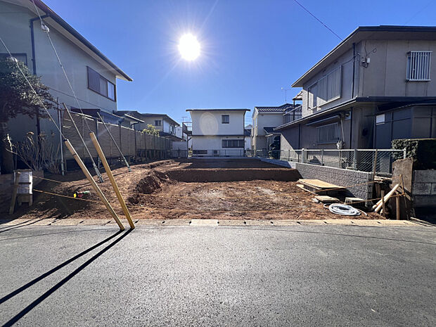 2026/1/23　販売現地　分譲地は、低層の住宅が立ち並ぶ第一種低層住居専用地域内に位置しています。小学校や公園が徒歩〇分圏内にあり、のびのびと子育てをしたいファミリーにもオススメです。