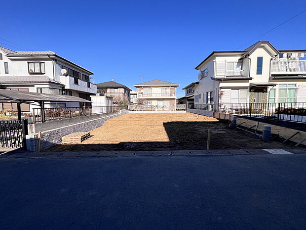 【2026.1.23　販売現地】　低層の一戸建てを中心とした街並みが続いています♪周辺は高い建物が建っていないので、採光や開放性に恵まれ、空が広く緑の多い閑静な趣を感じる環境です。
