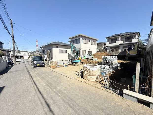【2026.3.14　物件現地】　第一種低層住宅専用地域内に位置する穏やかな街並み。コンビニやスーパーなどの買い物施設が徒歩10分圏内に揃う便利な立地です♪