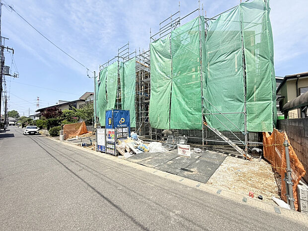 【2026/5/2　販売現地】　低層の一戸建てを中心とした街並みが続いています♪周辺は高い建物が建っていないので、採光や開放性に恵まれ、空が広く緑の多い閑静な趣を感じる環境です。