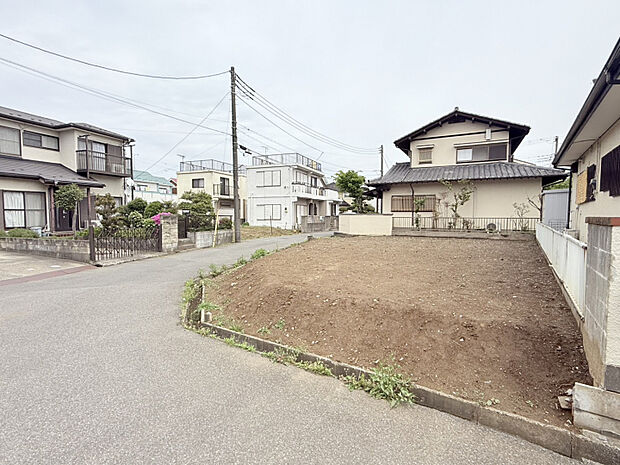 【2026/4/24　販売現地】　分譲地は、低層の住宅が立ち並ぶ第一種低層住居専用地域内に位置しています。小学校や公園が徒歩〇分圏内にあり、のびのびと子育てをしたいファミリーにもオススメです。