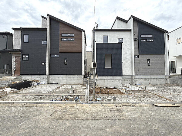 【2026/10/4　販売現地】　分譲地は、低層の住宅が立ち並ぶ第一種低層住居専用地域内に位置しています。小学校や公園が徒歩〇分圏内にあり、のびのびと子育てをしたいファミリーにもオススメです。