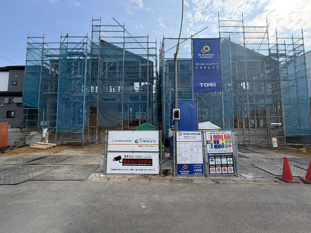 【2026/8/2　販売現地】　分譲地は、低層の住宅が立ち並ぶ第一種低層住居専用地域内に位置しています。小学校や公園が徒歩〇分圏内にあり、のびのびと子育てをしたいファミリーにもオススメです。