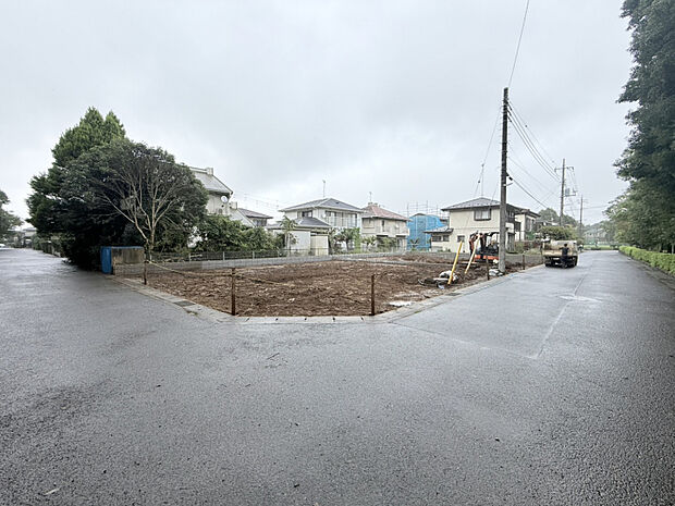 【2026/9/12　販売現地】　55坪超のゆとりある敷地◎駐車スペース3台、前面道路6.0mで駐車が苦手な方も安心です♪
