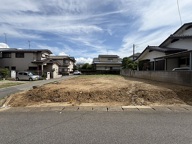 【2026/8/21　販売現地】　品質・性能にこだわったブルーミングガーデンの長期優良住宅。快適な暮らしが叶う間取り設計に、折上天井やアクセントクロスなど、空間にメリハリを演出するデザインも魅力です。