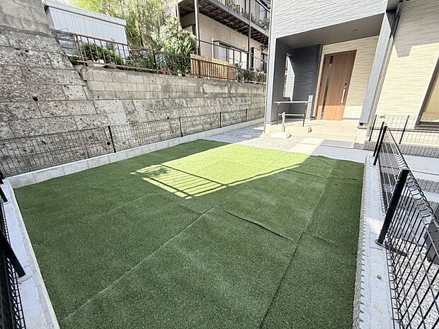 【庭】南側には広いお庭付き。ドッグランやBBQなど、用途は無限大。