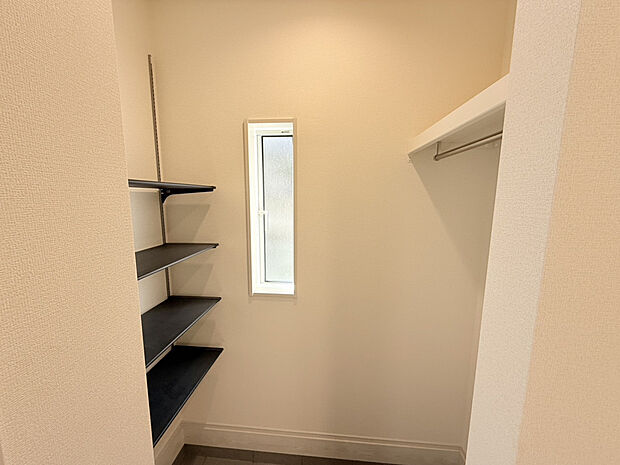 【玄関土間収納】可動棚とコート掛け付きで、収納量豊富です。