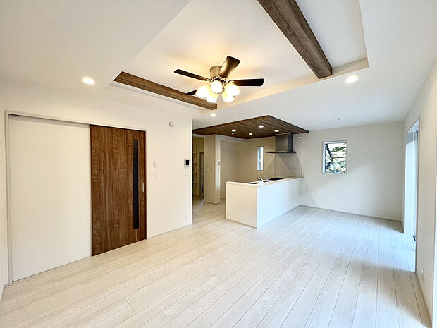 【ダイニング】白を基調とした空間で、家具に合わせやすいです。