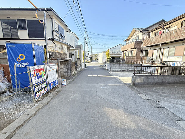 【【2025.11.30　販売現地・前面道路】】北東側前面道路は、幅員約4.8mの公道に面しています。風通しの良い道路のため、お車の移動や出入庫をスムーズに行えます。