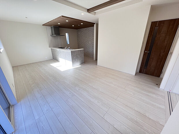 【20.5帖リビング】開放感溢れる折上天井や温かみのある木目のフローリングを施したLDK。リビングとダイニングを緩やかにゾーニングしており、空間の使い分けや家具の配置がスムーズです。