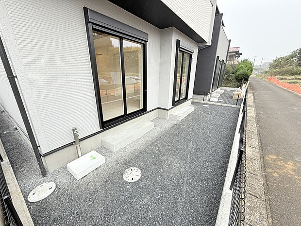 【【(1)号棟　庭】】南側に位置するお庭です。お子様のプレイスペースや家庭菜園など、多用途に活用可能です。ご家族団らんのひと時も◎