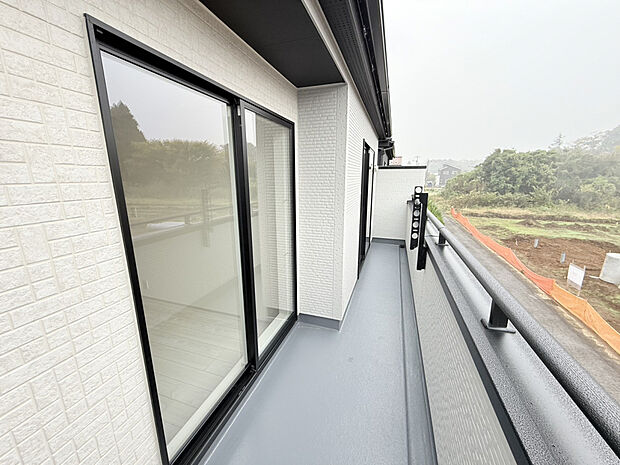 【【(1)号棟　バルコニー】】陽当たりのよいワイドバルコニーはご家族分の布団もラクラク干せる広さです。