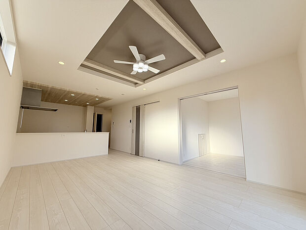 【【(1)号棟　リビングダイニング】】LDKには洋室が隣接しており、一体利用することで広々とした空間に。心地よい空間で、ゆったりと家族団欒のひとときをお過ごしいただけます。