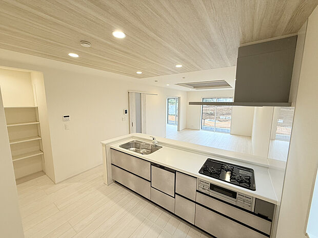 【【(1)号棟　キッチン】】家事負担を軽減する食器洗乾燥機付きのキッチンです。カウンター下部の収納は、スライドオープンタイプのため、奥のものまで簡単に取り出すことができます。便利な床下収納も設けています。