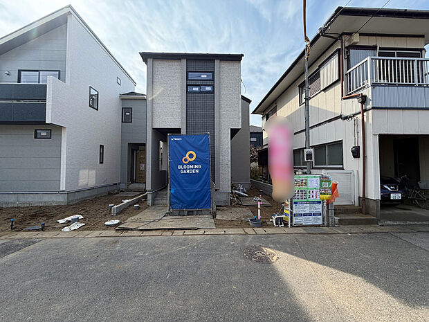 【【2025/11/27　販売現地・前面道路】】前面道路は約5.8mと広く、お車の移動や出入庫をスムーズに行えます。