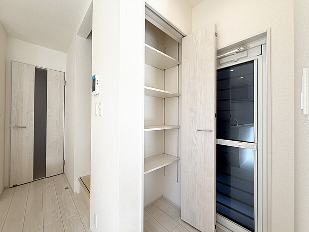 【【1号棟　パントリー】】LDKの一角には、多用途に活用可能な可動棚を設置。リビングで散らかりがちな書類や小物の整理、日用品・食料品のストックなどに利用できます。