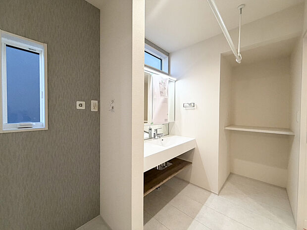 【【1号棟　洗面所】】ご家族並んで朝の準備もスムーズにできるワイドなつくりの洗面台になっています。収納もたっぷりあるので、細々としたものも収納できます。