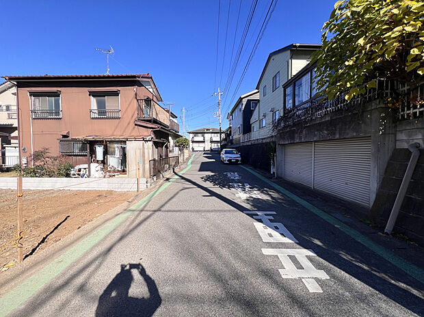 【前面道路　約6.1m】東側と西側が道路となっているため、日当たり良好がよく、解放感溢れる1棟です◎