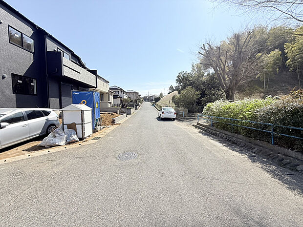 【【2026.3.21　販売現地・前面道路】】南側前面道路は、幅員約6.6mの公道に面しています。風通しの良い道路のため、お車の移動や出入庫をスムーズに行えます。