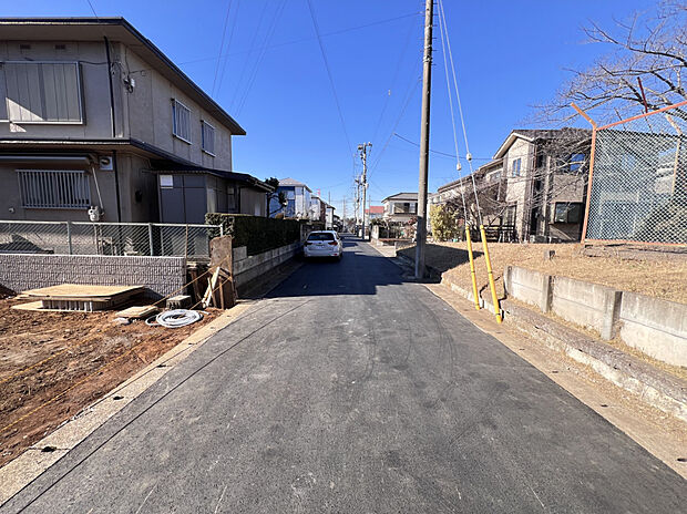 【2026/1/23　前面道路】前面道路は約5mと広く、お車の移動や出入庫をスムーズに行えます。