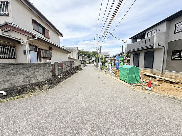 【【2026/6/6　販売現地・前面道路】】駐車スペース、お庭を広く設計した53坪超の邸宅が誕生します♪