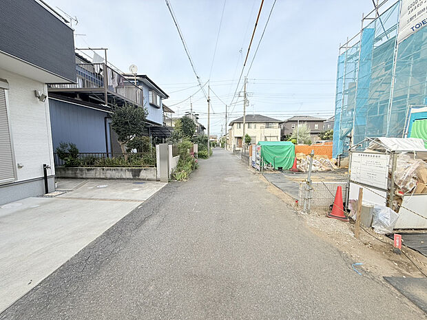 【【2026/8/9　前面道路】】住民以外の往来が少なくプライバシーが確保された街並みです。全棟に駐車スペースを2台分を確保しました。（車種による）