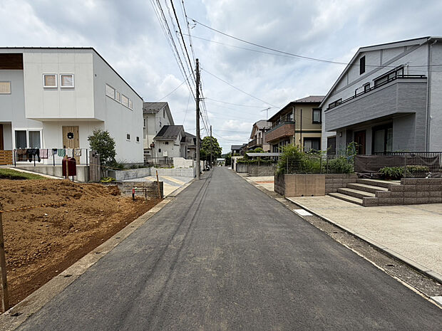 【【2026/6/13　前面道路約5.0m】】前面道路は約5.0m。カースペースに余裕があるので駐車が苦手な方も安心です。