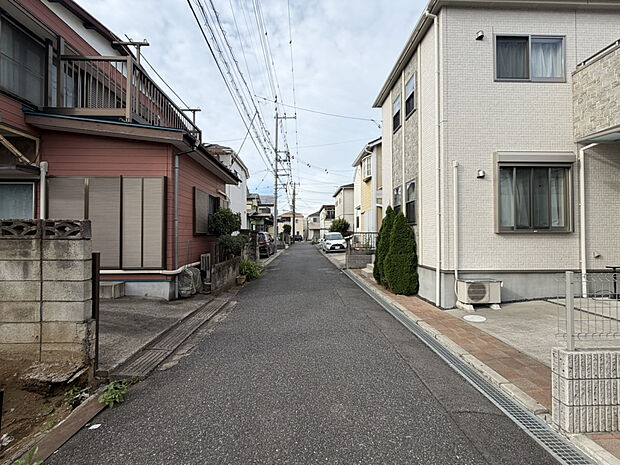 【【前面道路】】都心へアクセスしやすい京成本線「八千代台」駅まで徒歩13分の立地です。駐車スペースは2台確保しております（車種による）