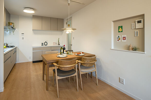 【LDK/3号地】
キッチン横には収納力のあるカップボードがあり、食器や鍋類、調理家電などの収納に便利です。カウンター部分は作業スペースとしても活用でき、お子様とお菓子づくりなども楽しめます。