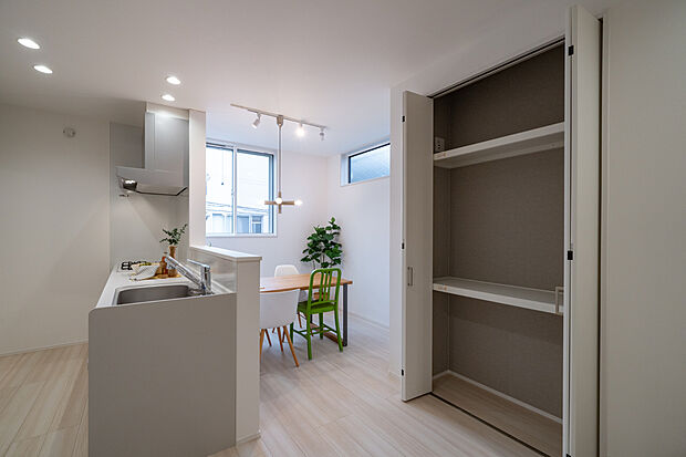 【LDK/約17.3帖】
リビングとダイニングを分けて、家具の配置ができます。リビング収納を設けており、日常的に使う小物類やストック類などの整理整頓にも重宝するスペースとなりそうです。