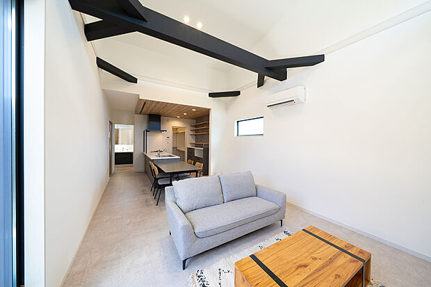 【本分譲地に建築可能な建物プラン例】
LDKの天井は、南方向に高く勾配がついており、高所の窓からふんだんに光を取り込めるので明るく開放的です。《分譲地外:建物面積95.57m2、建物価格1716万円》