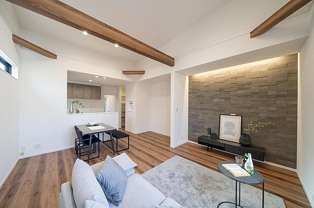 【4号地・LDK】
LDKの一部にエコカラットを採用。間接照明の柔らかな光が素材感のある壁に当たり、上質でリラックスできる空間を演出。また、室内の湿度を調節し、結露やカビの発生を抑えてくれます。