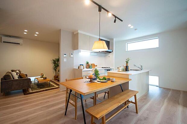 【1号地・LDK】
暮らしのメインとなるLDKは、広々約18.3帖。寛ぎスペースのリビングと、食事スペースのダイニングを区分けして家具を配置しやすいレイアウトです。