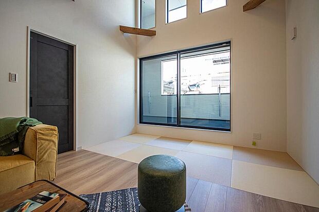 【本分譲地に建築可能な建物プラン例】
リビング横に、天井が高くて明るく開放的な畳コーナーを設けました。お子様の遊びやお昼寝のスペースに。《分譲地外:建物面積101.79m2、建物価格1828万円》