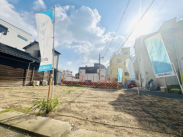 【現地土地写真】
南海本線「粉浜」駅まで徒歩6分、大阪メトロ四つ橋線「北加賀屋」駅まで徒歩10分！2沿線利用可能な便利な立地です。教育施設や買物施設が徒歩6分圏内に揃う、暮らしやすい住環境です。